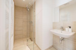 SYMPHONY Apartments 38 - Modern Loft with Terrace and Grill in Central Location