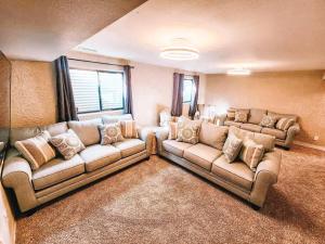 Pet Friendly3 King BedsMins to Airport