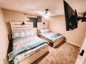 Pet Friendly3 King BedsMins to Airport