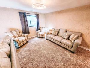 Pet Friendly3 King BedsMins to Airport