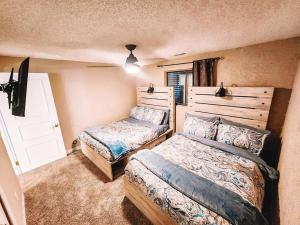 Pet Friendly3 King BedsMins to Airport
