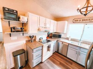Pet Friendly3 King BedsMins to Airport