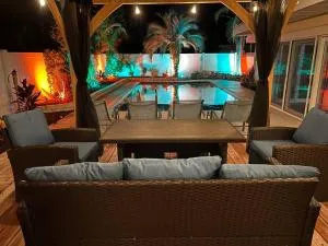 Tropical Pool & Patio Bar minutes to the beach! - Oakhurst Shores