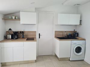 Maisons de vacances Charmante maison renovee avec jardin commun, proche plage et commerces, ideale pour 2 personnes - FR-1-426-509 : photos des chambres