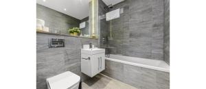 Metropolitan Luxury: Chic 2BR Flat in St. Albans