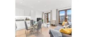 Metropolitan Luxury: Chic 2BR Flat in St. Albans - 伦敦科尔尼