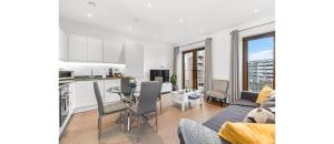 Metropolitan Luxury: Chic 2BR Flat in St. Albans
