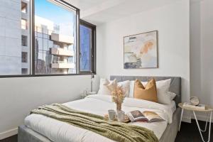 High-Rise 2BR Apt CBD I Pool, Gym & Prime Location