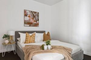 High-Rise 2BR Apt CBD I Pool, Gym & Prime Location