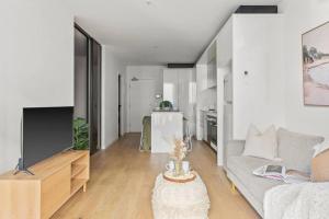 High-Rise 2BR Apt CBD I Pool, Gym & Prime Location