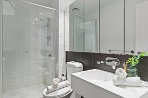 High-Rise 2BR Apt CBD I Pool, Gym & Prime Location