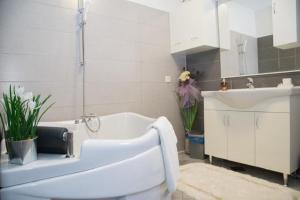 Family friendly house with a swimming pool Kastel Stafilic, Kastela - 20244