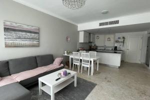Playa Turquesa Ocean Club A-202, highspeed Wi-Fi, pools, free beach chairs