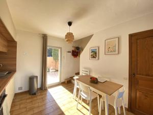 Mazet rénové avec piscine, tennis, 2 terrasses à Cavalaire-sur-Mer. - FR-1-100-333