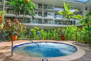 Palm Cove Beachside Apartments - Sea and Mountain Views