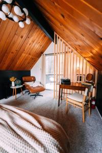 Lightfoot Cabin Mid-Century Perfect Romantic Getaway Hot Tub Sauna