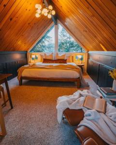 Lightfoot Cabin Mid-Century Perfect Romantic Getaway Hot Tub Sauna