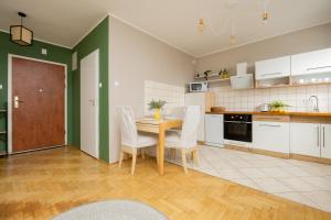 Floral Green Apartment with Balcony near Warszawa Gdańska by Renters