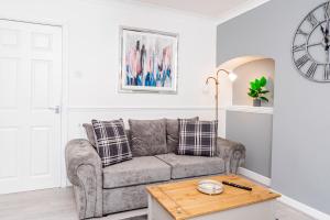 Private immaculate contractor and leisure stay with large driveway