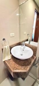 Eastwood LeGrand 3 Cozy & Modern Studio Type Condominium