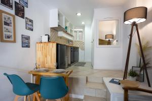 Cozy Loft near Port- Full Kitchen, AC, Parking