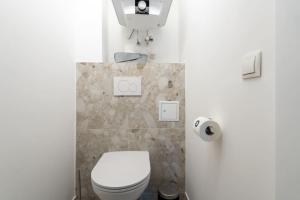 Elegant 1BR Suite, City Close by HM