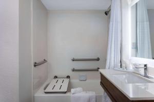 King Room - Disability Access room in La Quinta Inn by Wyndham Pensacola