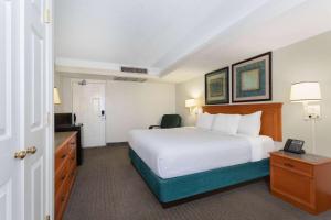 Deluxe King Suite - Non-Smoking room in La Quinta Inn by Wyndham Pensacola