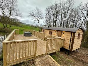 Shepherds Hut/Hot Tub Private Lake Jurassic Coast