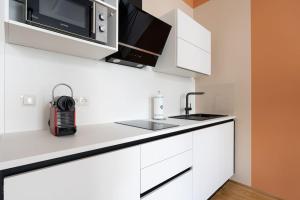 Artful 1BR Suite, City Nearby by HM