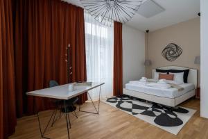 Artful 1BR Suite, City Nearby by HM