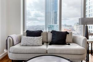 Blueground Rincon Hill pool Yoga nr tech hub SFO-1676