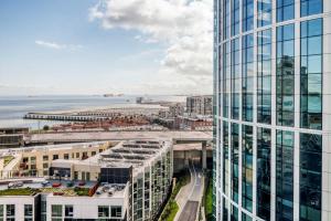 Blueground Rincon Hill pool Yoga nr tech hub SFO-1676