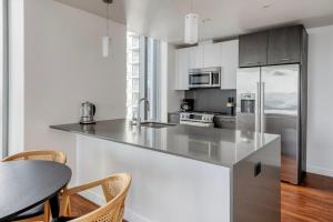 Blueground Rincon Hill pool Yoga nr tech hub SFO-1676