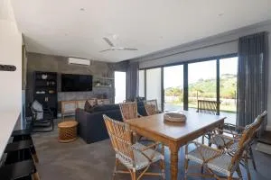 Spacious Holiday Home in Zululami - Tinley Manor