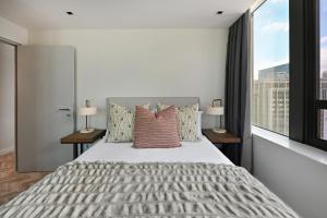 15th-Floor 2-Bed Panoramic City Views & Modern Living