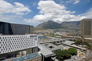 15th-Floor 2-Bed Panoramic City Views & Modern Living