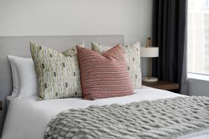 15th-Floor 2-Bed Panoramic City Views & Modern Living