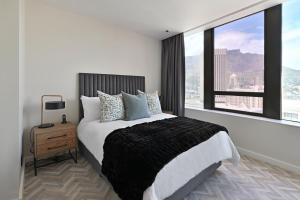 15th-Floor 2-Bed Panoramic City Views & Modern Living