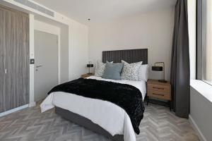 15th-Floor 2-Bed Panoramic City Views & Modern Living