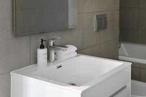 15th-Floor 2-Bed Panoramic City Views & Modern Living