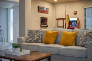 Pool, Gameroom & MiniGolf Enchanting Texas Home