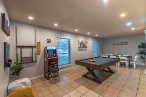 Pool, Gameroom & MiniGolf Enchanting Texas Home