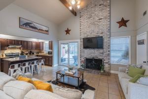 Pool, Gameroom & MiniGolf Enchanting Texas Home