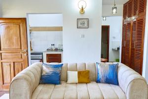 Nyali 1 BR Apt, 43 inch Smart TV, Hot shower- Gold House