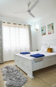 Nyali 1 BR Apt, 43 inch Smart TV, Hot shower- Gold House
