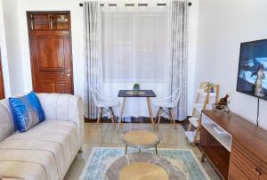 Nyali 1 BR Apt, 43 inch Smart TV, Hot shower- Gold House