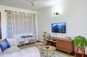 Nyali 1 BR Apt, 43 inch Smart TV, Hot shower- Gold House