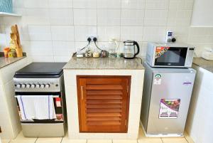 Nyali 1 BR Apt, 43 inch Smart TV, Hot shower- Gold House
