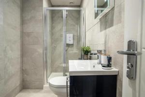 Beautiful 2 Bedroom Flat Next to Brighton Station I Sleep 6 I RHTTT